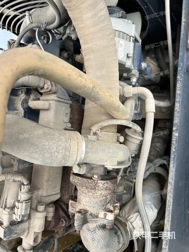 發(fā)動機上部全景（壓路機發(fā)動機艙）