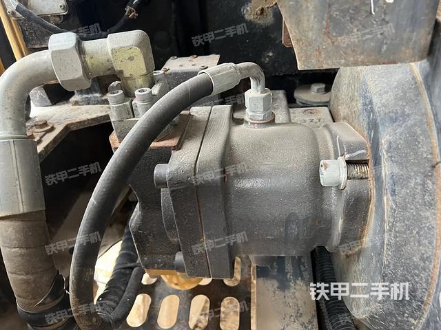 液压泵舱室正面整体（整机外观）