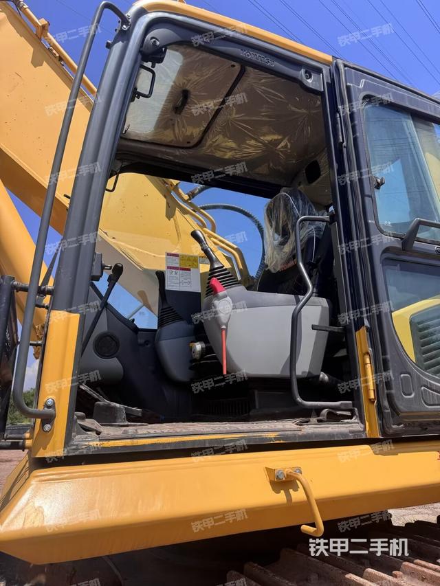 行走控制手柄和踏板?俯拍（駕駛室部分）