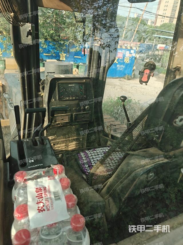 驾驶室内部全景（推土机驾驶室）