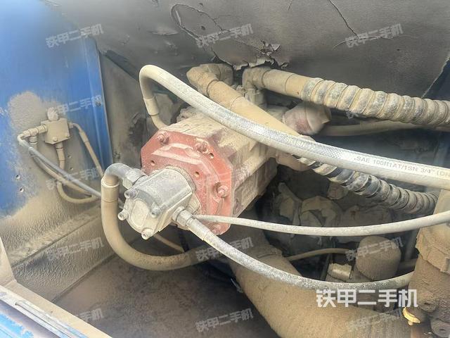 液壓泵艙室正面整體（整機外觀）