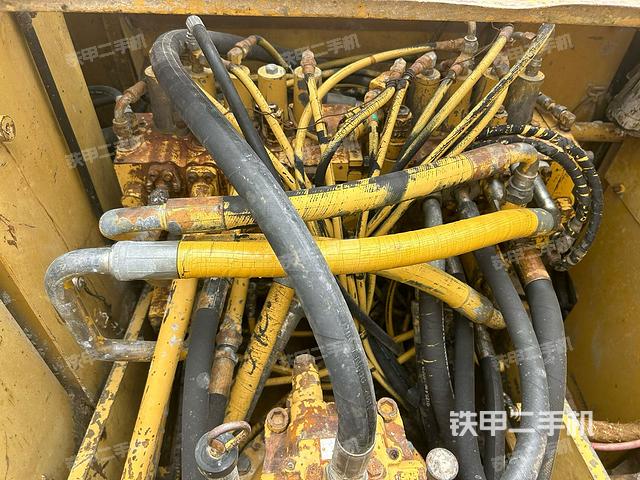 回转马达和主控阀（整机外观）