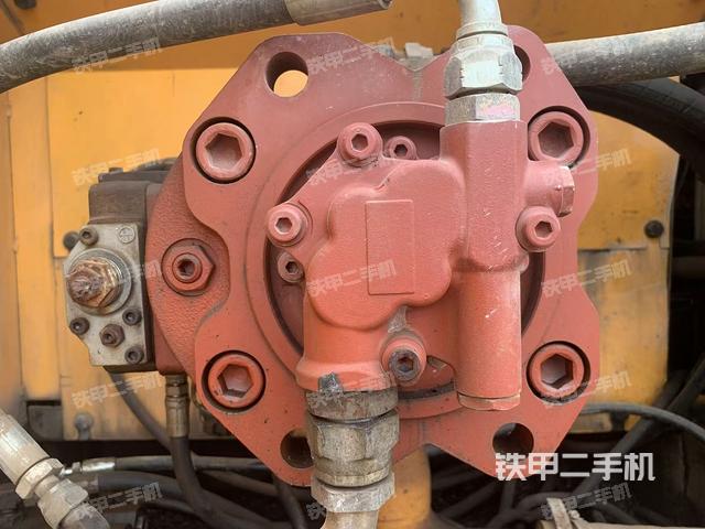 液压泵舱室正面整体（整机外观）