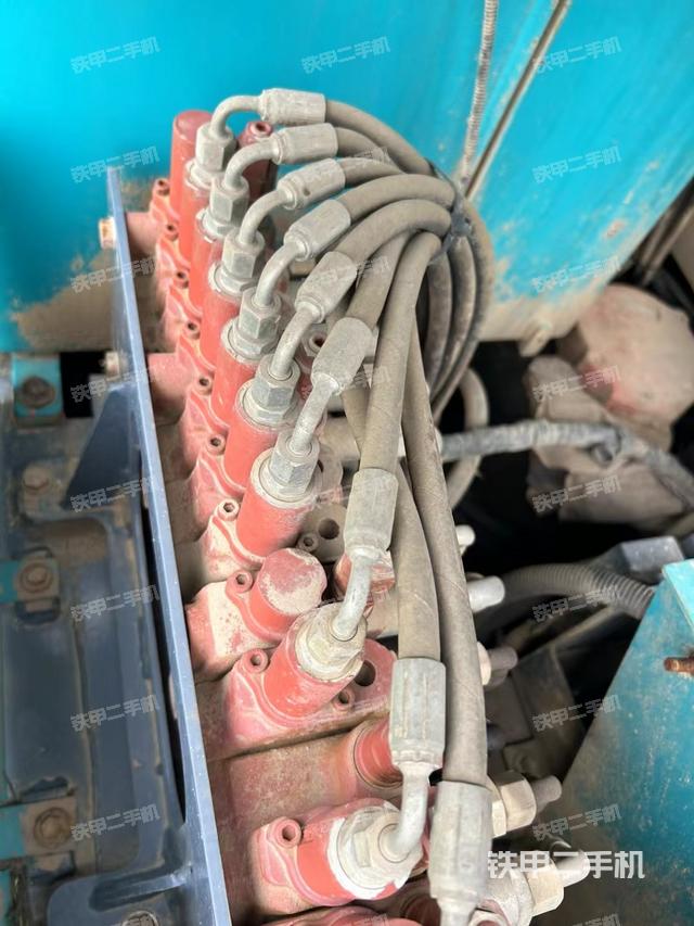 回轉(zhuǎn)馬達(dá)和主控閥（整機(jī)外觀）