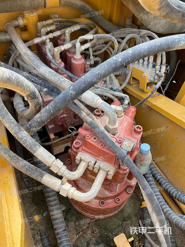 回转马达和主控阀（整机外观）