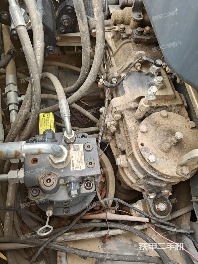 回轉(zhuǎn)馬達(dá)和主控閥（整機(jī)外觀）