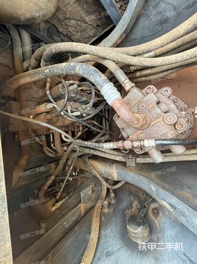 回转马达和主控阀（整机外观）