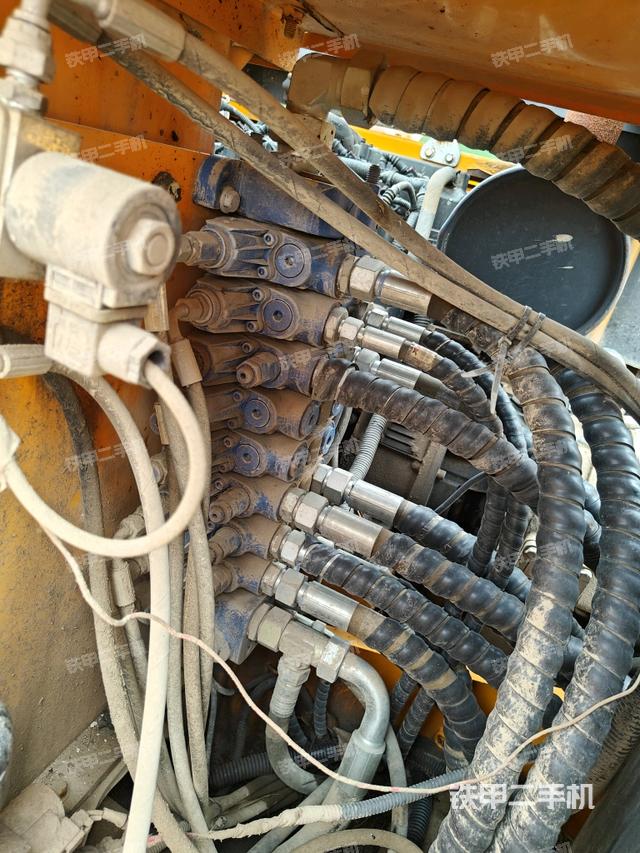 回轉(zhuǎn)馬達(dá)和主控閥（整機(jī)外觀）