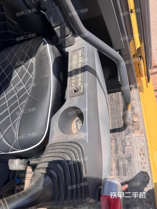 座椅右側控制臺/鑰匙門/油門/含右手柄（駕駛室部分）