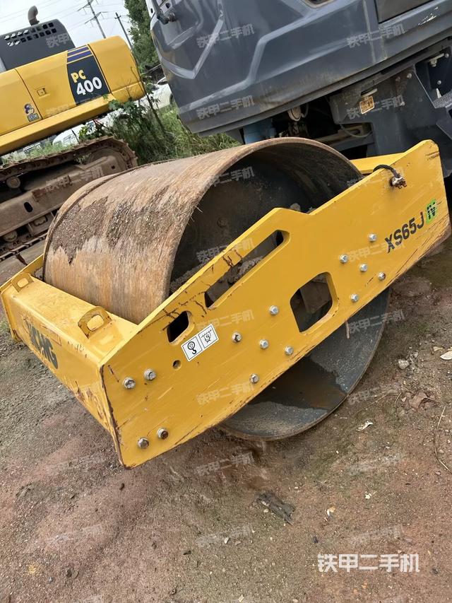 前輪右側減震塊連接及部件（壓路機前后車架）