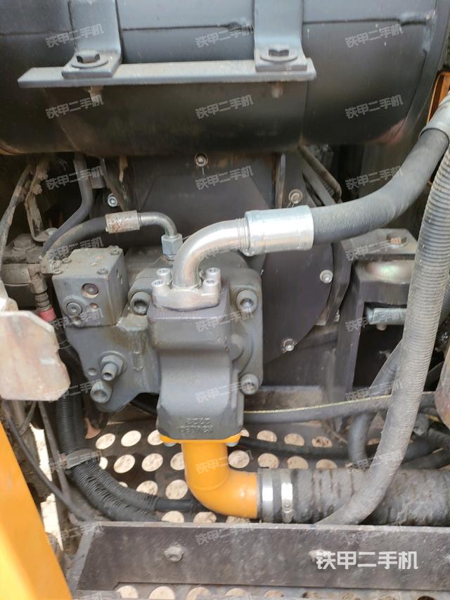 液压泵舱室正面整体（整机外观）