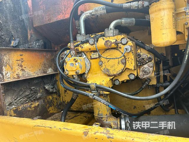 液压泵舱室正面整体（整机外观）