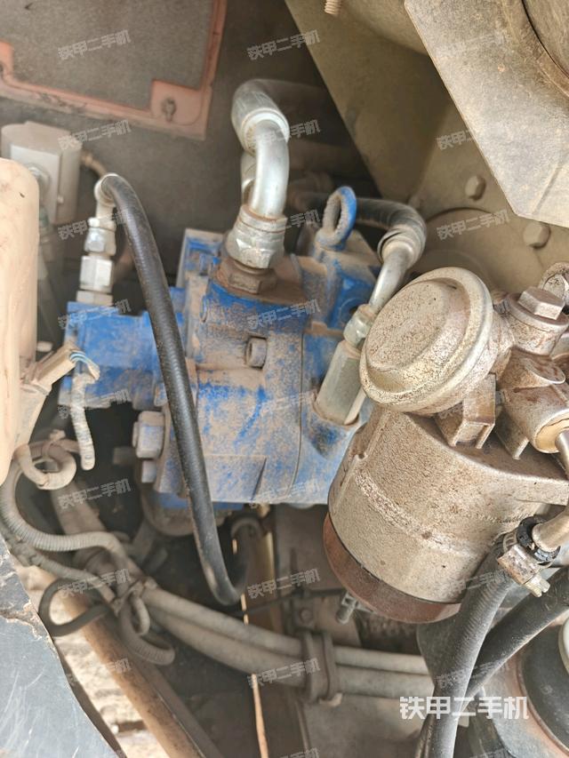 液壓泵艙室正面整體(整機外觀) 液壓泵艙室正面整體(整機外觀)