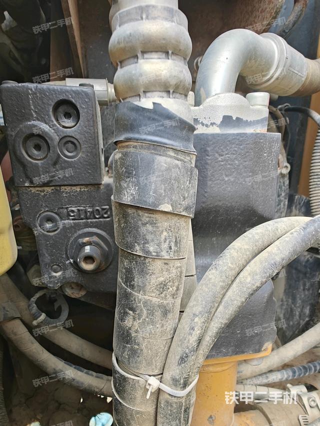 液壓泵艙室正面整體（整機外觀）