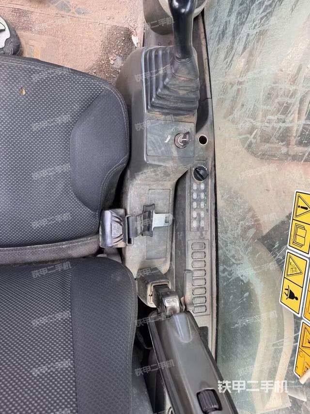 座椅右側(cè)控制臺/鑰匙門/油門/含右手柄（駕駛室部分）