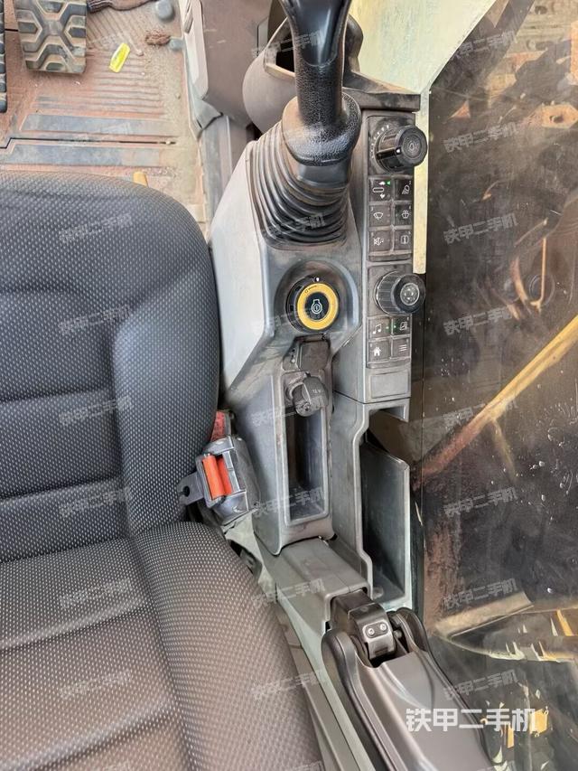 座椅右侧控制台/钥匙门/油门/含右手柄（驾驶室部分）