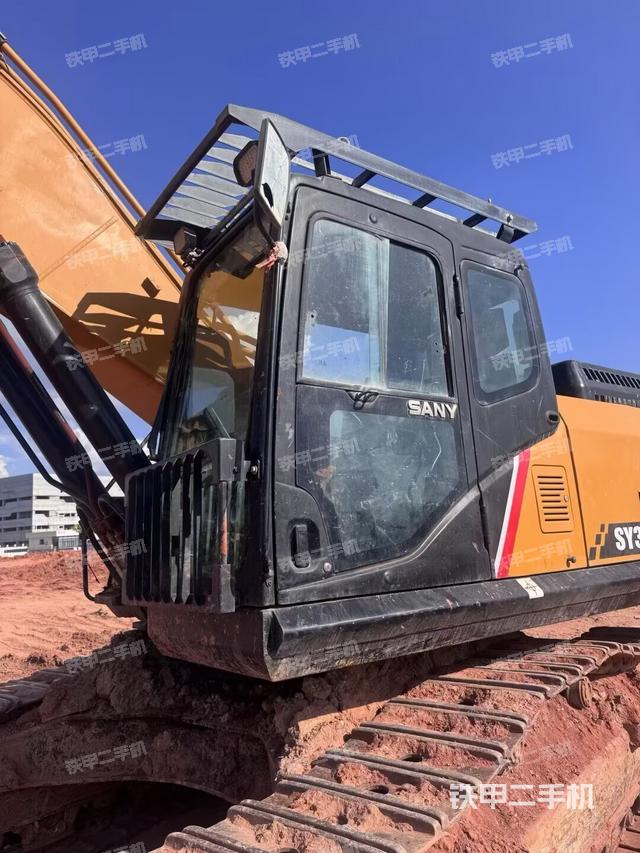 行走控制手柄和踏板?俯拍（駕駛室部分）