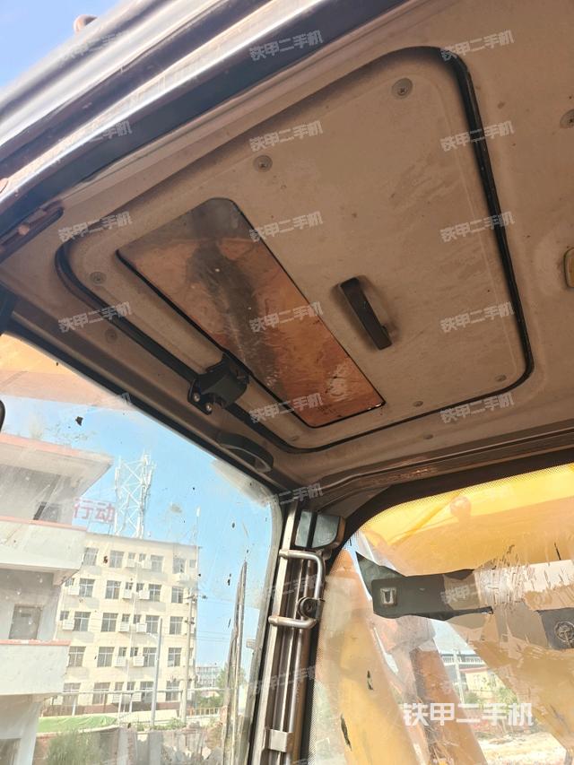 行走控制手柄和踏板?俯拍（駕駛室部分）