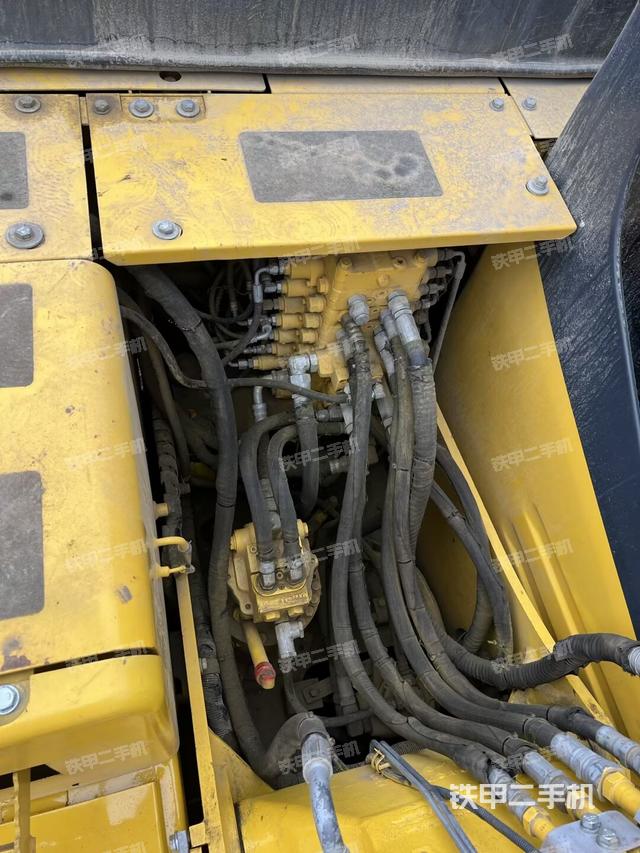 回转马达和主控阀（整机外观）