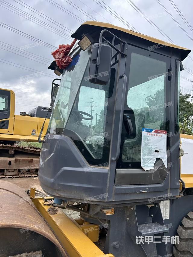 右側正面照（壓路機駕駛室）