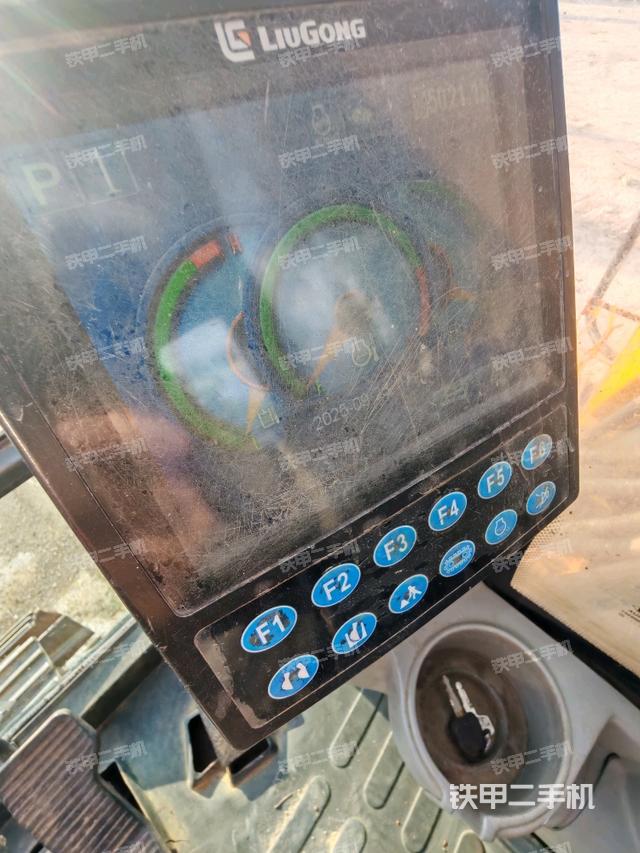 駕駛室頂部（整機外觀）