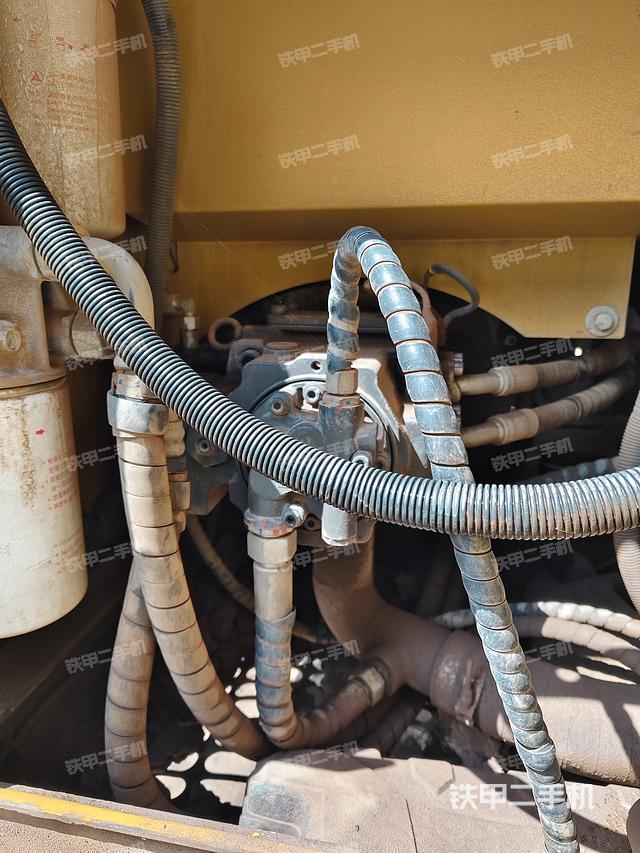 液壓泵艙室正面整體(整機外觀) 液壓泵艙室正面整體(整機外觀)