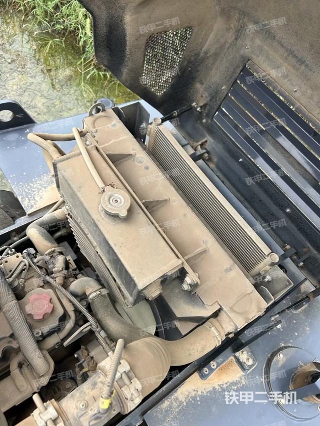 發(fā)動機左側全景（壓路機發(fā)動機艙）