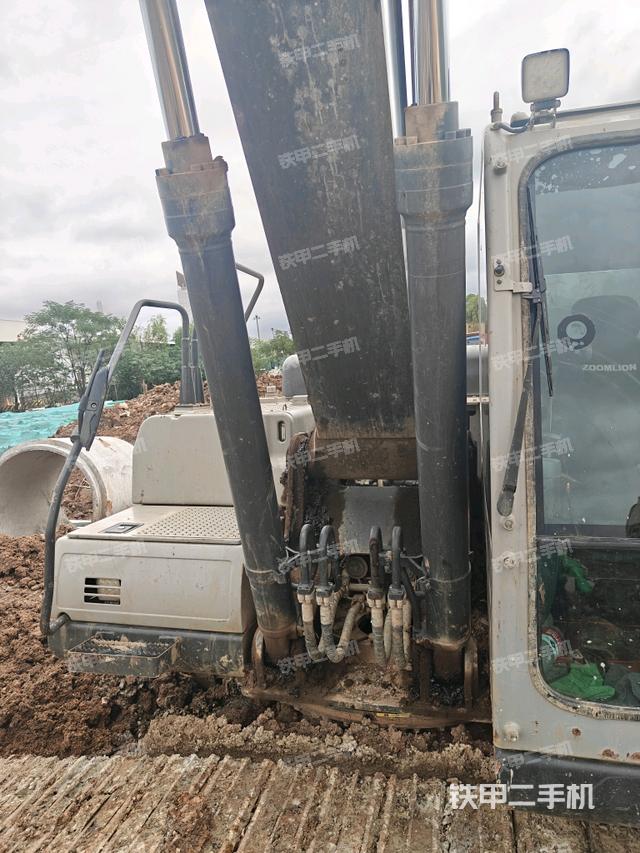 大臂油缸整体 竖拍（工作和回转装置）