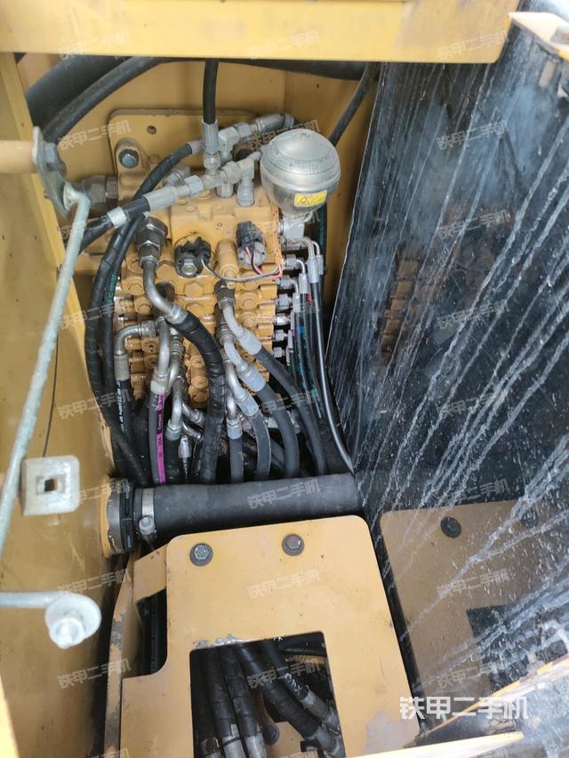 回轉(zhuǎn)馬達(dá)和主控閥（整機(jī)外觀）