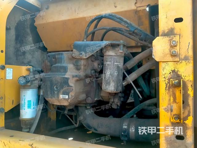 液压泵舱室正面整体（整机外观）