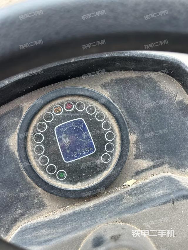 駕駛室內座椅、儀表操作手柄全景（壓路機駕駛室）