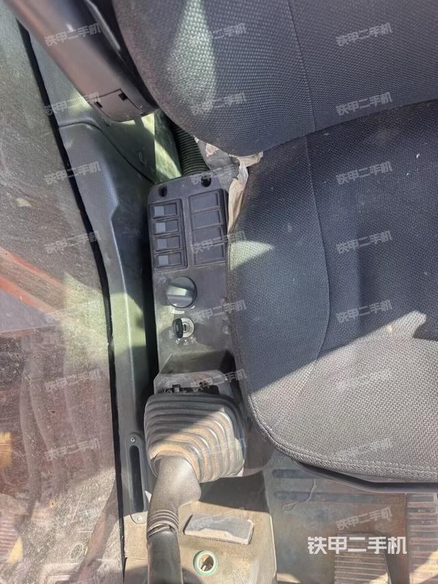 座椅右側(cè)控制臺(tái)/鑰匙門/油門/含右手柄（駕駛室部分）