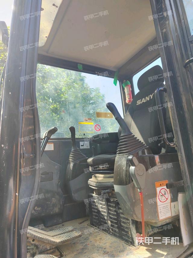 驾驶室顶部（整机外观）