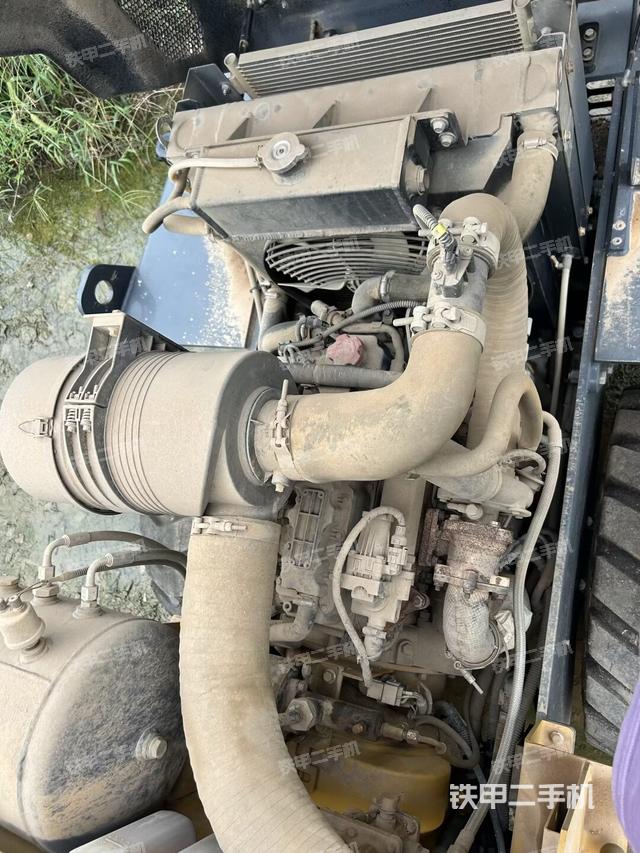 發(fā)動機艙液壓泵全景（壓路機發(fā)動機艙）