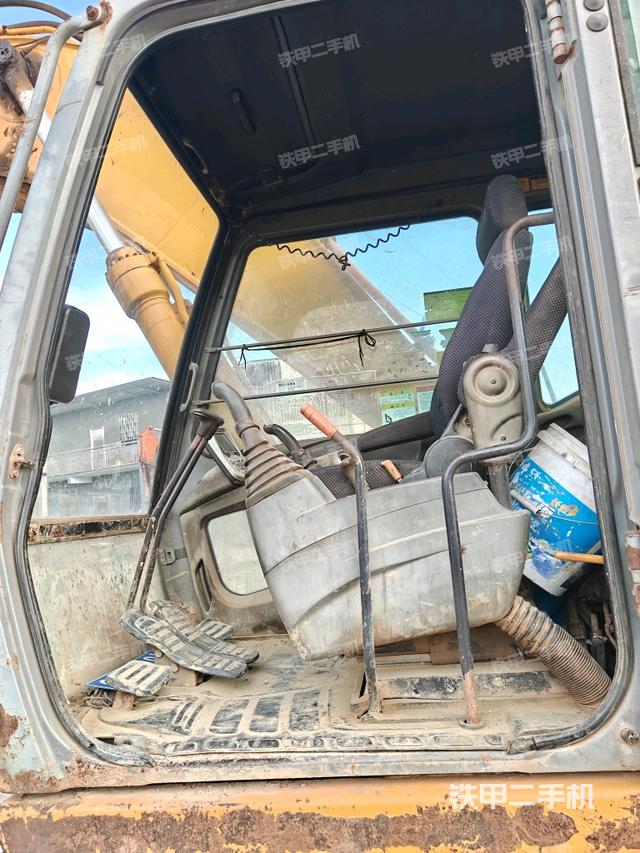 行走控制手柄和踏板?俯拍（駕駛室部分）