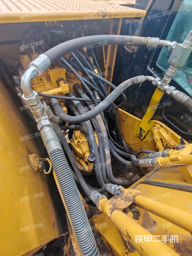 回转马达和主控阀（整机外观）