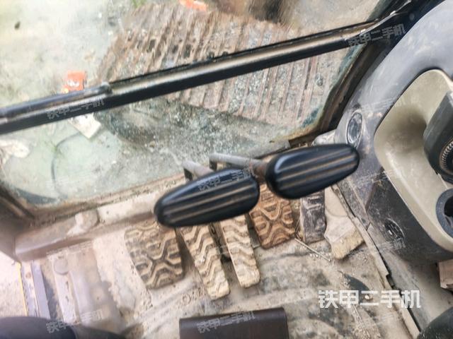 行走控制手柄和踏板 俯拍（驾驶室部分）