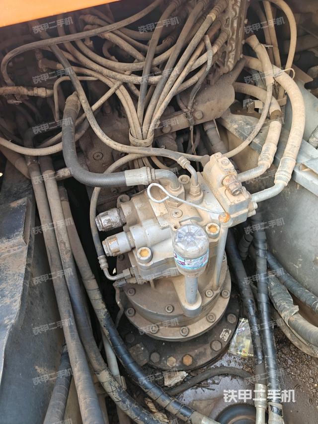 回转马达和主控阀（整机外观）