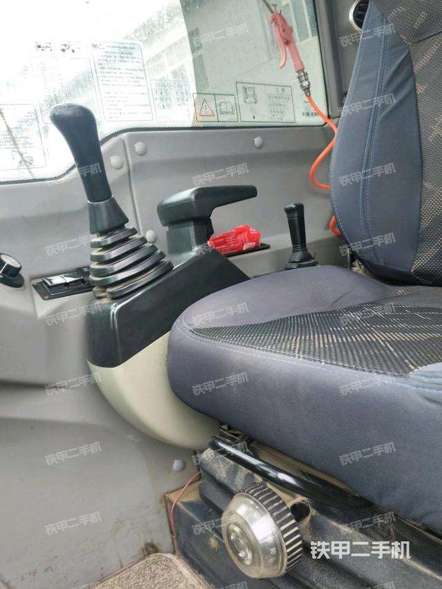 座椅右側控制臺/鑰匙門/油門/含右手柄（駕駛室部分）