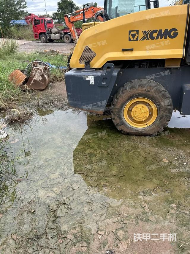 前車架正左側（壓路機前后車架）
