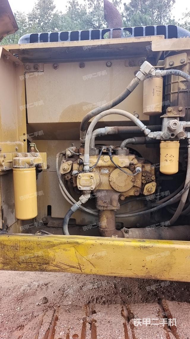 液压泵舱室正面整体（整机外观）