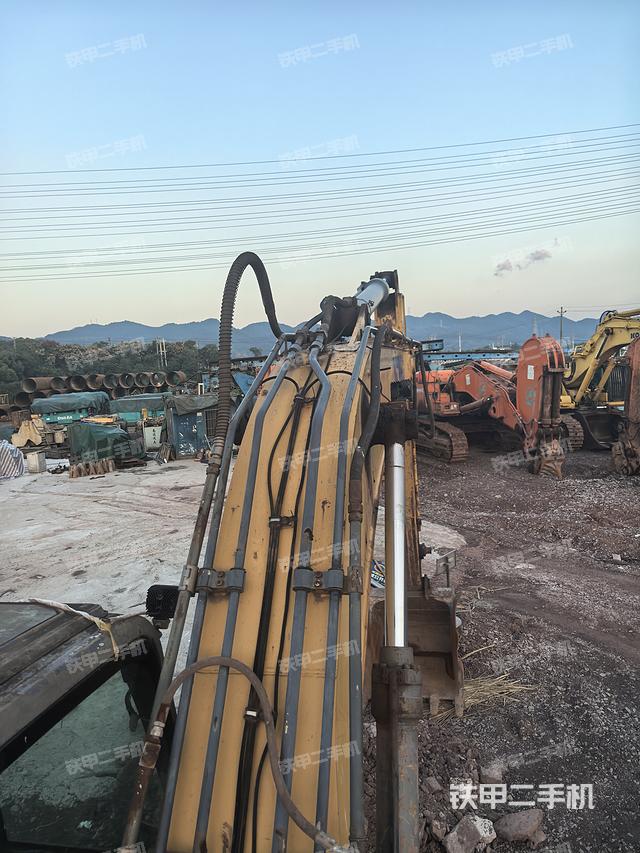 驾驶室顶部（整机外观）