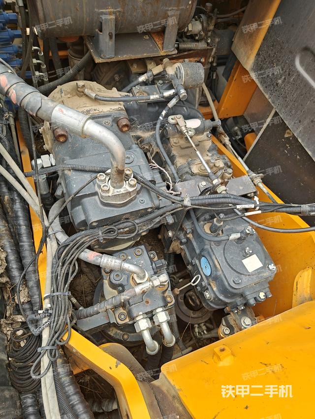 液壓泵艙室正面整體（整機(jī)外觀）