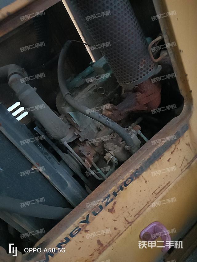 發(fā)動機(jī)右側(cè)（整機(jī)外觀及大件）