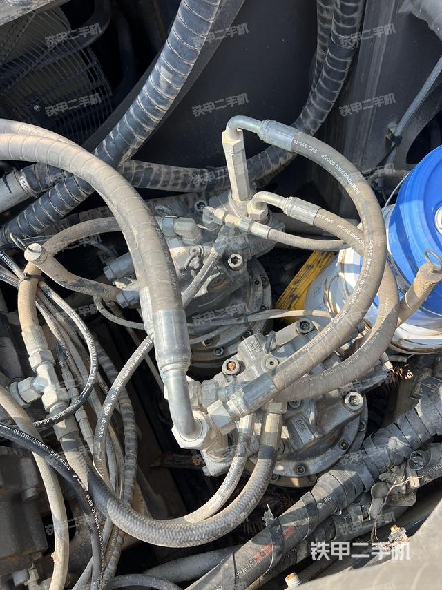 駕駛室頂部（整機外觀）