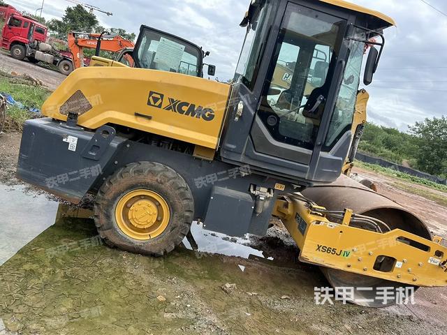 前車架正右側（壓路機前后車架）