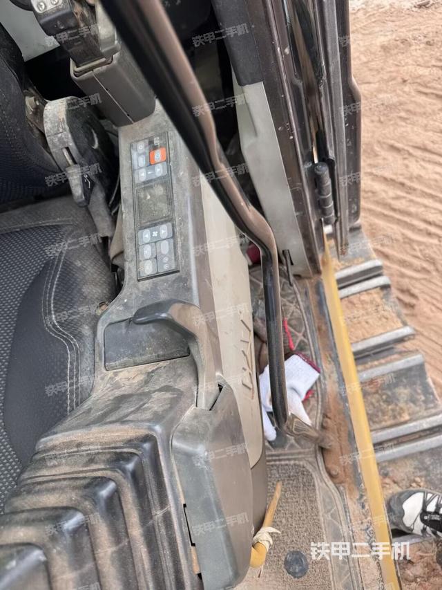 行走控制手柄和踏板?俯拍（駕駛室部分）