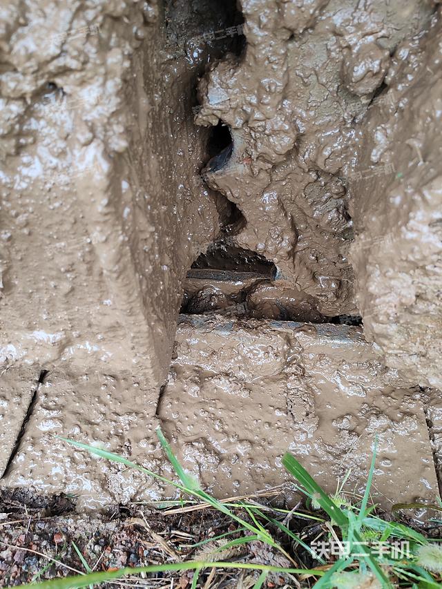 液压泵舱室正面整体（整机外观）