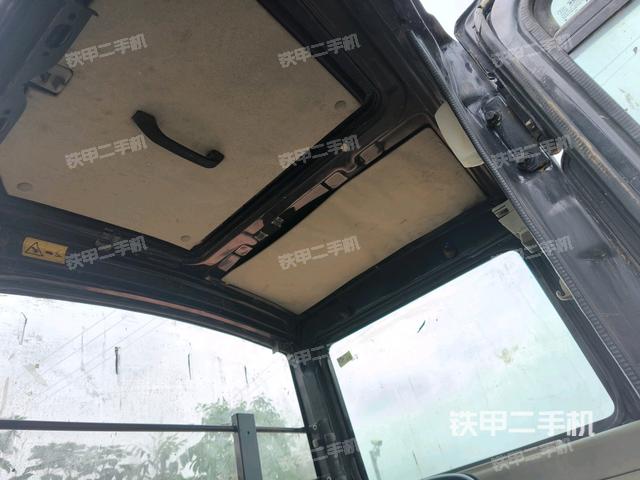 行走控制手柄和踏板?俯拍（駕駛室部分）