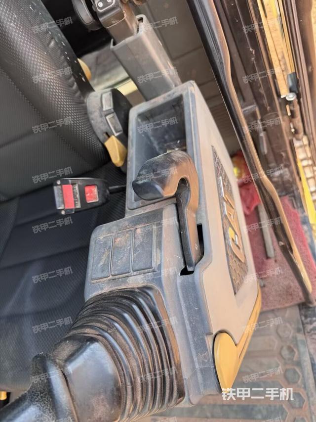 座椅左侧控制台/音响/含左手柄（驾驶室部分）